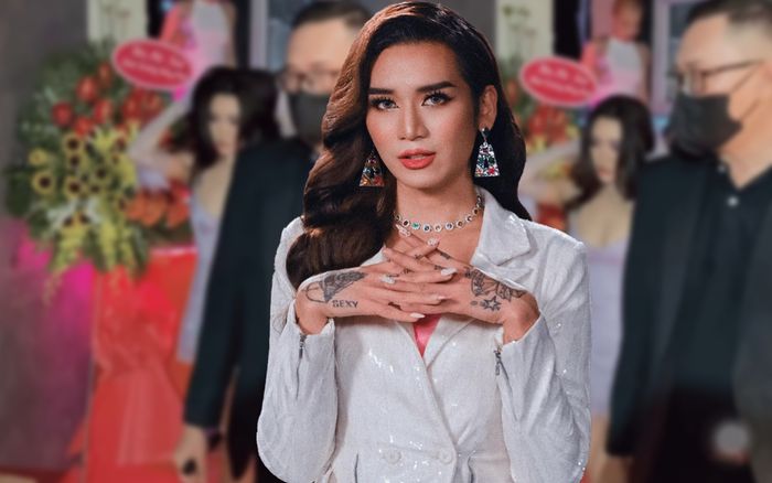 Bắt gặp Bích Phương ra về sau đêm diễn, gây chú ý vì nhan sắc 'y đúc' BB Trần?