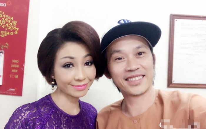 Nữ ca sĩ tự xưng là vợ Hoài Linh nhắc lại kỉ niệm bên nam nghệ sĩ, nói một câu gây chú ý