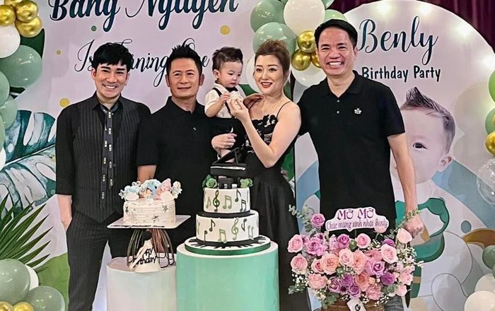 Bằng Kiều tổ chức tiệc thôi nôi cho quý tử, diện mạo con trai thứ 4 cùng bạn gái mới lần đầu lộ diện