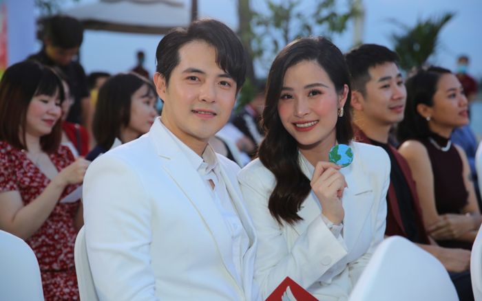 Hành trình yêu của Đông Nhi - Ông Cao Thắng gói gọn trong một ca khúc, netizen không ngừng xuýt xoa