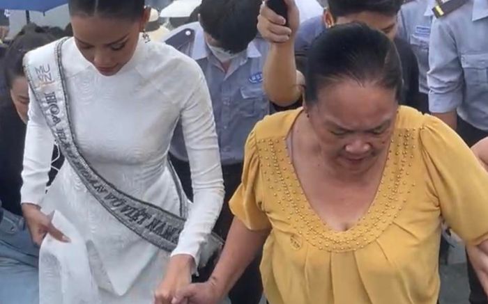 Hoa hậu Ngọc Châu được fan khen tinh tế khi liên tục có hành động này với mẹ khi về quê nhà