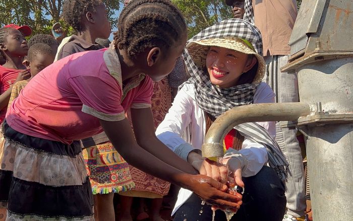 Hoa hậu Thùy Tiên làm từ thiện tại Angola: Nụ cười Miss Grand hòa cùng niềm vui của dân nghèo