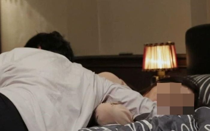 Gã đàn ông rình rập ở cửa, chờ vợ cũ về nhà để cưỡng bức, camera ghi lại diễn biến đáng sợ