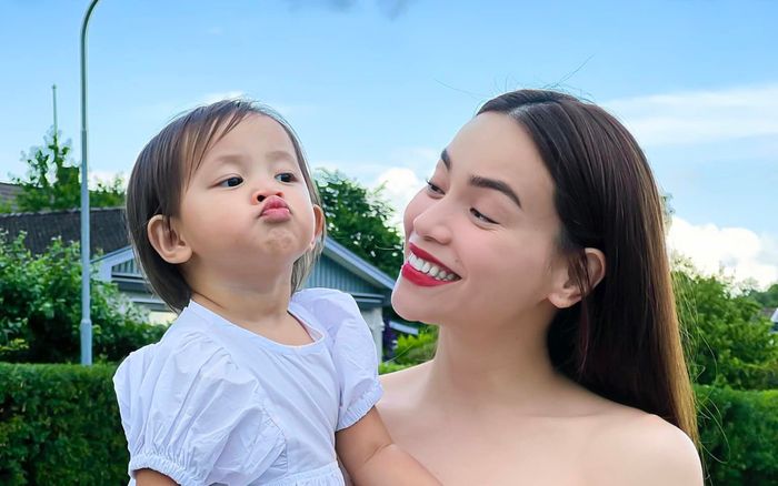 Gia đình Hồ Ngọc Hà 'đại náo' khu vui chơi: Subeo thử sức cảm giác mạnh, Leon - Lisa cổ vũ nhiệt tình