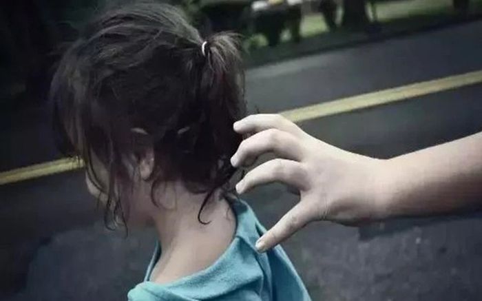 Xác minh một người phụ nữ bịt mặt vào trường kéo học sinh lên xe rồi chở đi