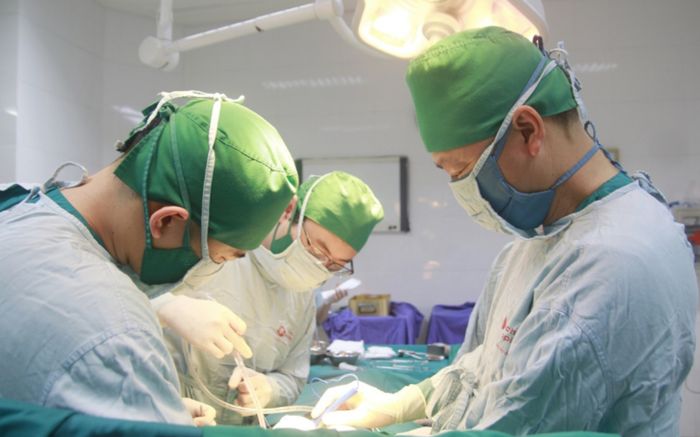 Cụ bà 73 tuổi cùng lúc mắc hai loại ung thư được phẫu thuật cấp cứu thành công