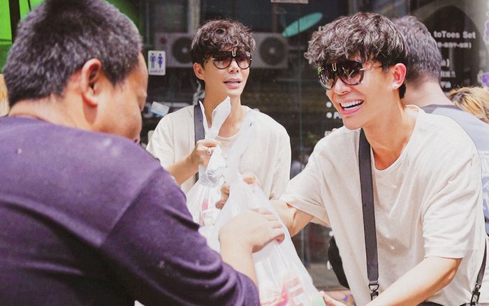 Nathan Lee làm từ thiện tại Phuket cùng siêu sao bóng đá Thái Lan