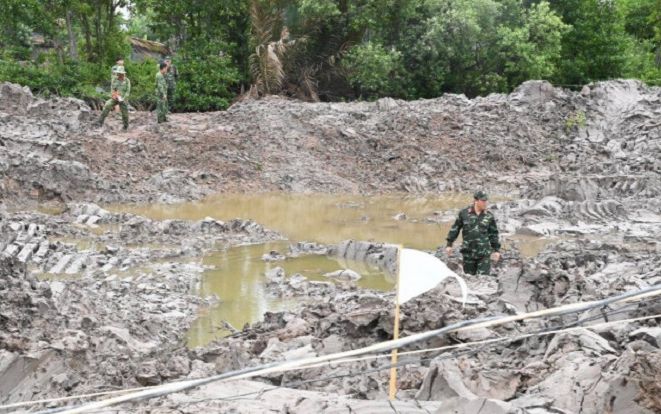 Cải tạo ao nuôi tôm, người dân không ngờ 'đụng trúng' xác máy bay