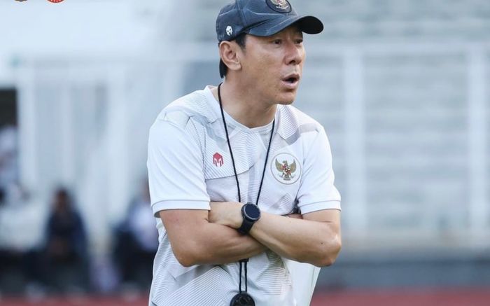 Khi HLV Shin Tae Yong 'ngước nhìn' Lào thắng Thái Lan