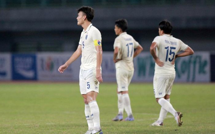 Pha hỏng ăn khó tin trước khung thành trống khiến Thái Lan thua Lào