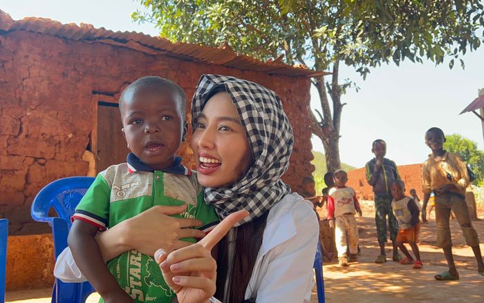 Tung clip song ca nhạc thiếu nhi tiếng Việt cùng em bé Châu Phi, Hoa hậu Thùy Tiên nhận về loạt khen ngợi