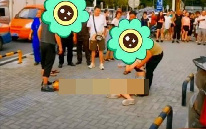 Lao vào đánh con dâu giữa đường do thấy đi cùng trai lạ, bố chồng 'choáng váng' khi nghe một câu