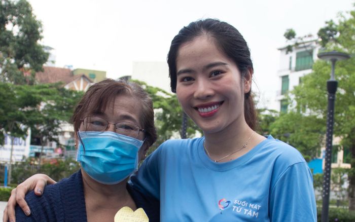 Nam Em để mặt mộc làm từ thiện cùng các thí sinh hoa hậu