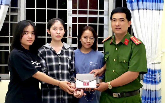 Làm mất túi xách chứa số tiền lớn khi đi du lịch Phú Yên, người phụ nữ vỡ òa khi 'điều kỳ diệu' xảy đến