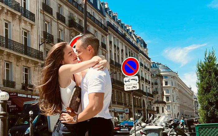 Kim Lý 'xuống tóc' lạ lẫm, sánh bước cùng Hồ Ngọc Hà lãng mạn trên thủ đô Pháp
