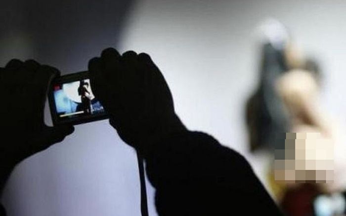 Níu kéo tình cảm không thành, thanh niên tung clip 'nóng' vào các nhóm chat của người yêu