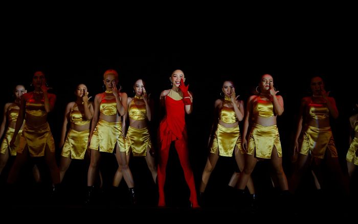 Đây là động tác vũ đạo gây 'tiền đình' nhất của Tóc Tiên, fan hãy cẩn trọng trước khi xem!