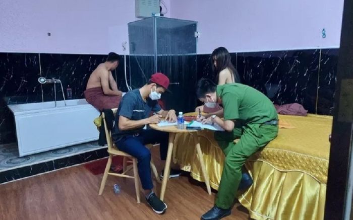 Chủ cơ sở massage cho nhân viên thoát y khi xoa bóp cho khách