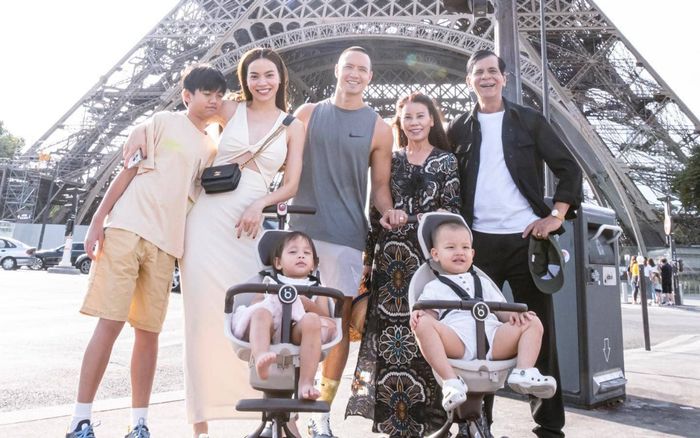 Hồ Ngọc Hà cùng đại gia đình 'thả dáng' dưới tháp Eiffel, 'trộm vía' cặp sinh đôi ngoan ngoãn 'hợp tác'