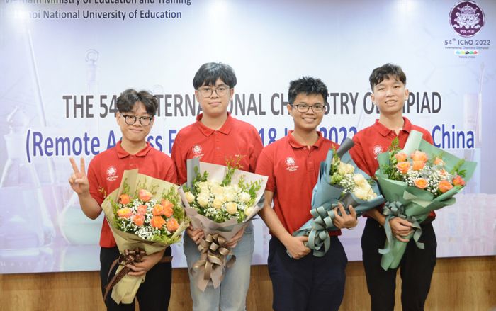4/4 học sinh Việt Nam đều đoạt Huy chương Vàng tại Olympic Hoá học quốc tế 2022