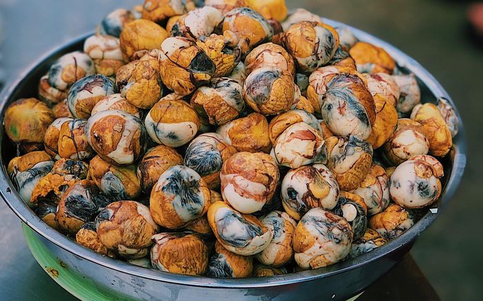 Những kiểu hột vịt lộn 'vạn người mê': Luộc nước dừa hay sì sụp húp lẩu đều 'đỉnh của chóp'