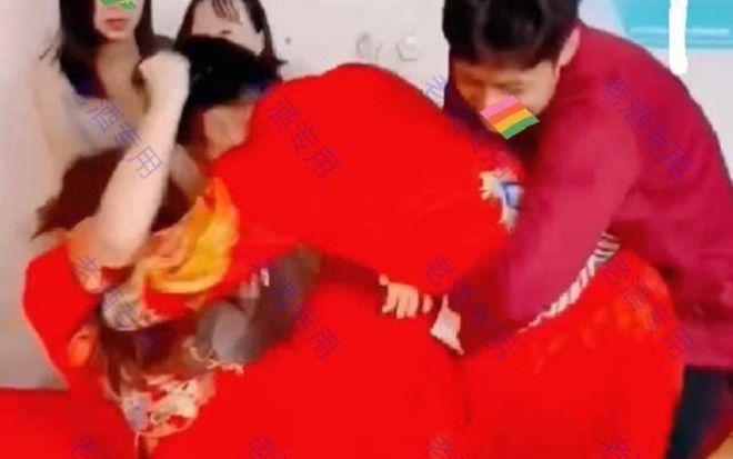 Chú rể lao vào đánh cô dâu không thương tiếc vì vô tình đọc được dòng tin nhắn 'đặc biệt'