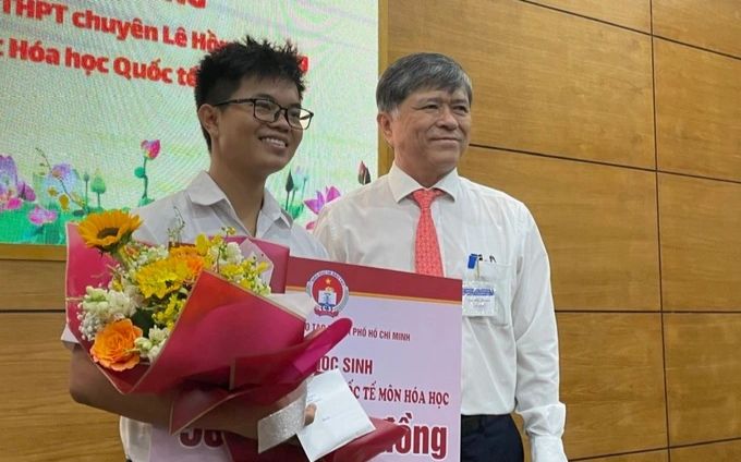 Sở GD&ĐT TP.HCM thưởng nóng cho nam sinh đoạt huy chương vàng Olympic Hoá học quốc tế