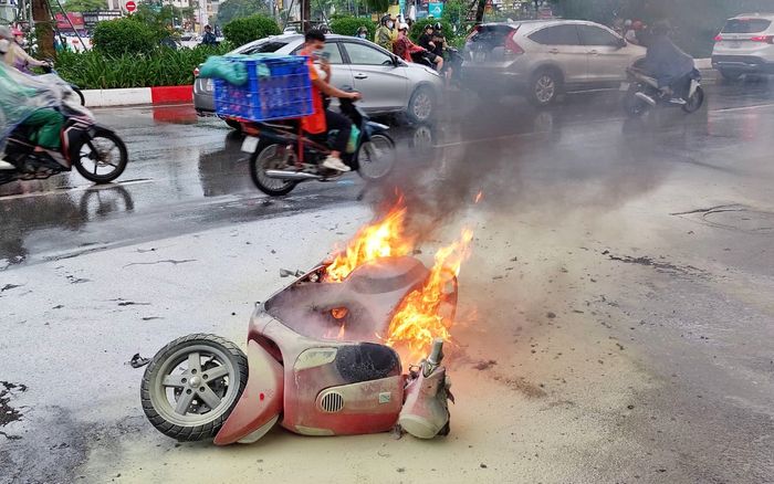 Đang di chuyển trên đường, xe máy bất ngờ cháy rụi giữa trời mưa lớn ở Hà Nội