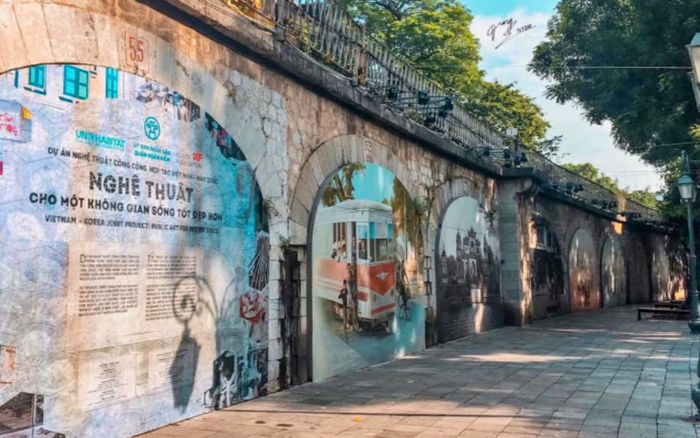 Người đàn ông 37 tuổi bị xử phạt vì tiểu bậy tại phố bích hoạ Phùng Hưng