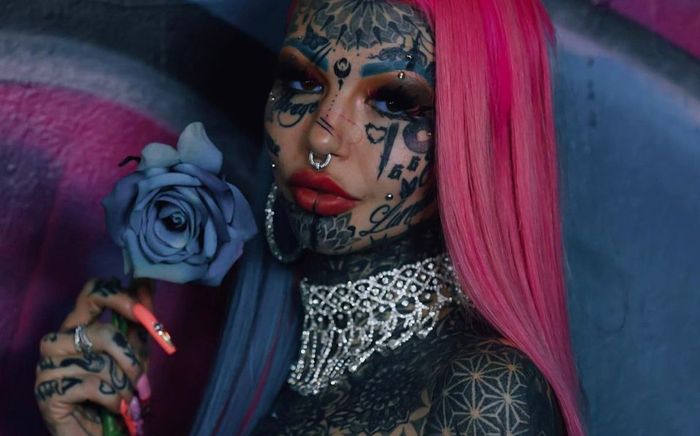 Nữ người mẫu gây sốc khi xăm kín người để trông giống như rồng