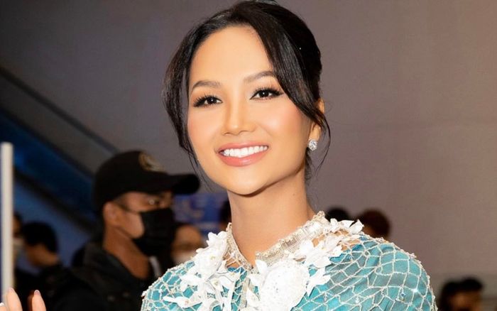 Cách xử lí đầy chuyên nghiệp của H'Hen Niê khi vướng ồn ào