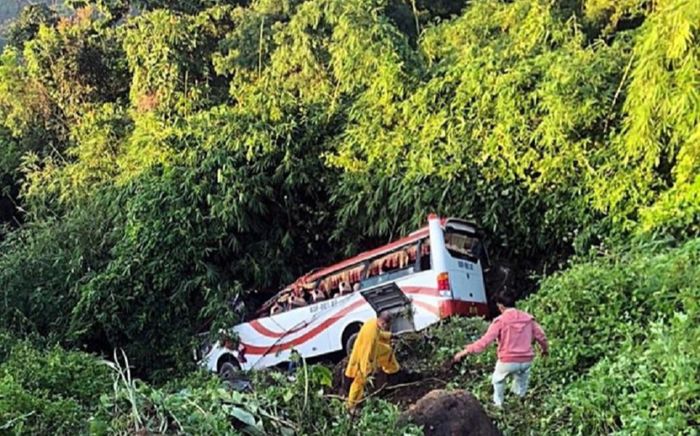 Xe khách chở 23 người lao xuống vực trên đèo Đại Ninh