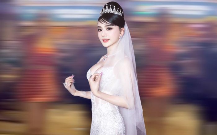 Lâm Khánh Chi song ca cùng fan ở phố đi bộ, 'body khét lẹt' chiếm trọn spotlight