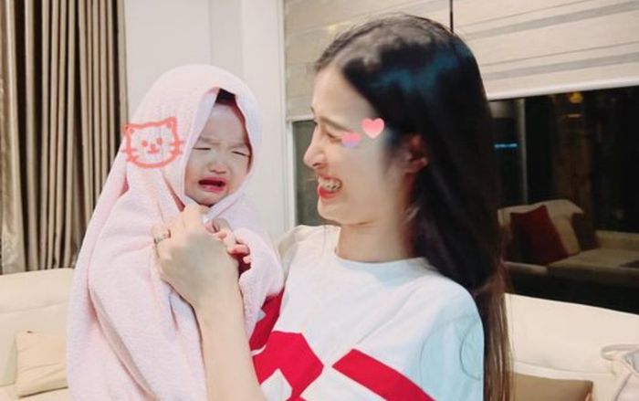 Đông Nhi bất ngờ phải chia tay 'trong nước mắt' với con gái Winnie vì một lí do