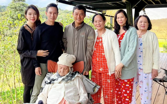 Lý Hải đưa mẹ 96 tuổi đi du lịch, chia sẻ đầy xúc động về phận làm con khiến khán giả cay khoé mắt