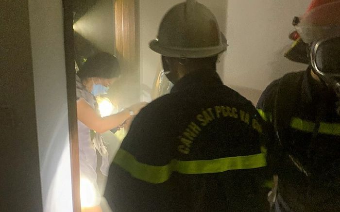 Giải cứu 9 người thoát ra ngoài an toàn trong vụ hỏa hoạn ở Hà Nội