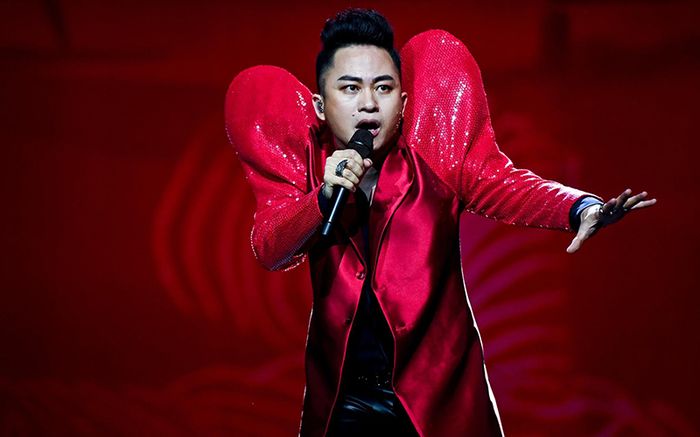 Quá phiêu khi hát trên sân khấu, Tùng Dương bị mất micro lúc nào không hay