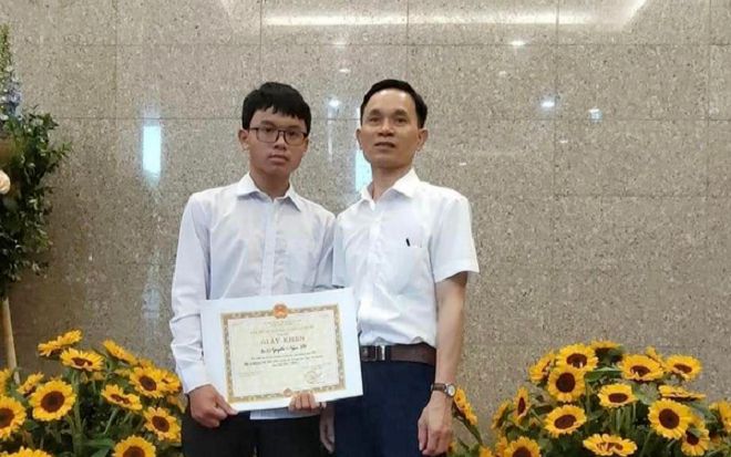 Chân dung Thủ khoa toàn quốc với điểm tuyệt đối 30/30: Không dùng điện thoại, là HS tiêu biểu thủ đô