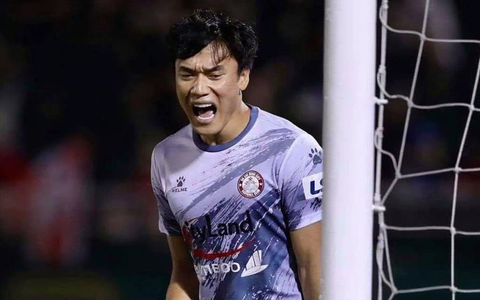 Thủ môn Bùi Tiến Dũng khiến TPHCM thua Viettel