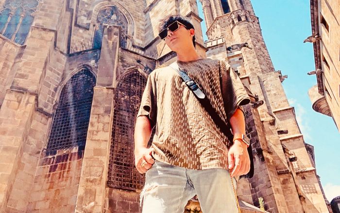 Nathan Lee check-in cực sang chảnh ở Tây Ban Nha, xuất hiện cùng một nhân vật đặc biệt