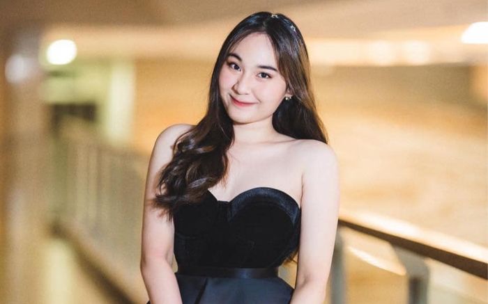 Con gái Kiatisuk đẹp như hoa hậu, khiến Văn Toàn 'đặt chỗ' gọi bố vợ