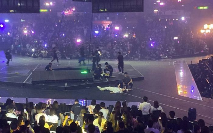 Nhóm nhạc bị màn hình led khổng lồ rơi trúng người trên sân khấu
