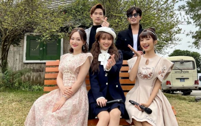 Dàn diễn viên 'Thương ngày nắng về' cùng nhau hát nhạc phim, Lan Phương và Huyền Lizzie được khen ngợi