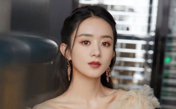 Triệu Lệ Dĩnh sở hữu nhân cách thế nào mà khiến người qua đường cũng phải kính nể?