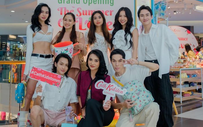 Hội Fashionista tại Hà Nội mê mẩn họa tiết trái lựu trong BST mới của thương hiệu Cath Kidston