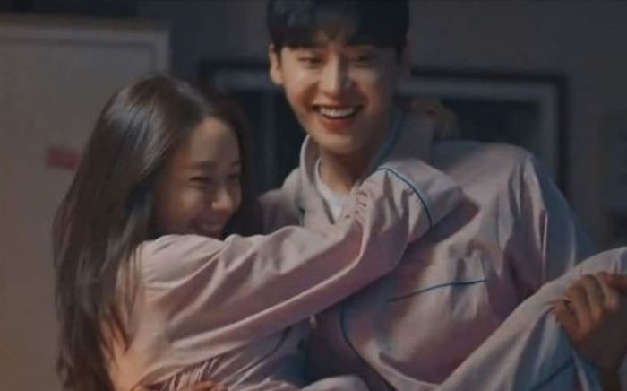 Phim mới của Yoona và Lee Jong Suk có cảnh giường chiếu ngay tập đầu, phim sẽ ngược về sau?