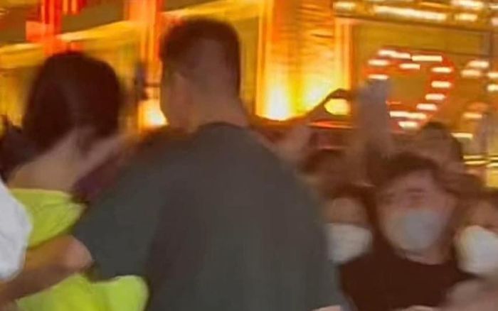 Trần Đức Bo khẳng định 'thẳng' nhưng vẫn ghép đôi cùng chàng trai ở phố đi bộ, bẽn lẽn khi được bế lên