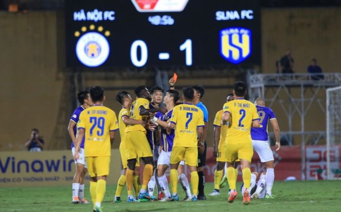 Cựu còi vàng V.League: Thẻ đỏ cho cầu thủ SLNA trước Hà Nội FC không thuyết phục