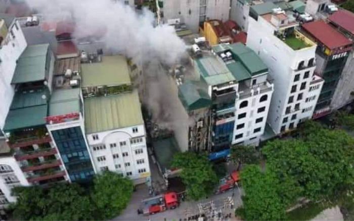 Cháy cực lớn tại quán karaoke 6 tầng ở Hà Nội