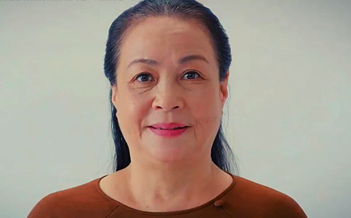 Thương Ngày Nắng Về: Bật khóc cảnh bà Nga tự chụp ảnh thờ cho mình